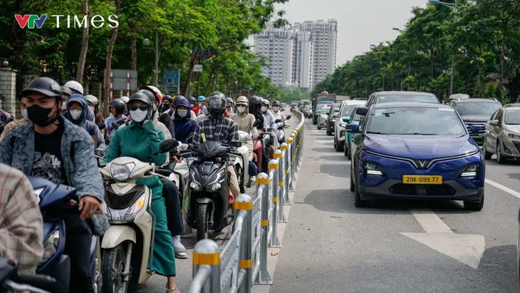 Giao thông trên hai tuyến đường Võ Chí Công và Phạm Văn Đồng thông thoáng ngày đầu tuần - Ảnh 4.