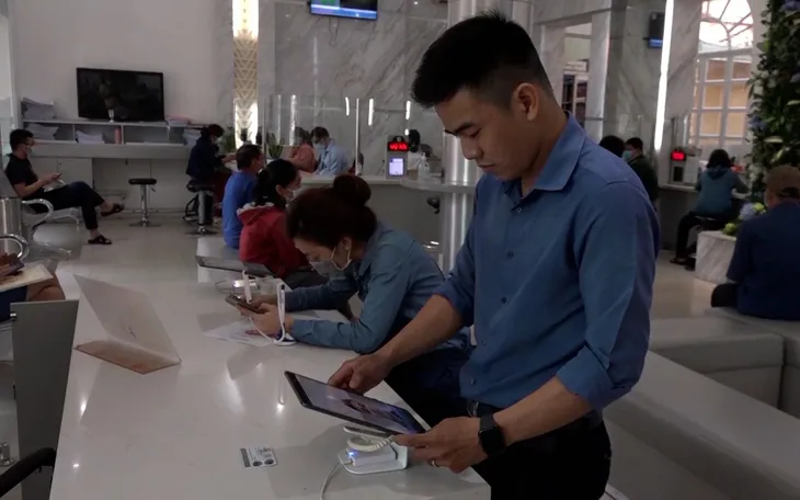 Người dân nhập dữ liệu cá nhân bằng máy tính bảng để làm thủ tục hành chính tại UBND Quận 1 - TP Hồ Chí Minh. Ảnh: Thế Hà Người dân nhập dữ liệu cá nhân bằng máy tính bảng để làm thủ tục hành chính tại UBND Quận 1 - TP Hồ Chí Minh. Ảnh: Thế Hà