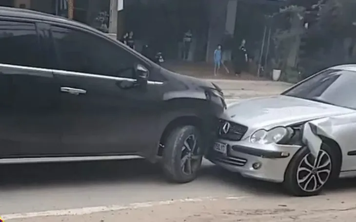 Chiếc ô tô do H. điều khiển (màu xám) tông vào một xe khác. Chiếc ô tô do H. điều khiển (màu xám) tông vào một xe khác.