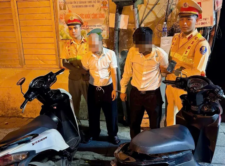 Hà Nội: Bắt quả tang hai đối tượng trộm xe máy rạng sáng trên đường Đội Cấn- Ảnh 1.