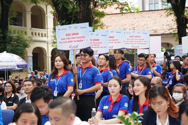 Hơn 23.000 sinh viên tiếp lửa kỳ thi THPT 2025- Ảnh 2. Hơn 23.000 sinh viên tiếp lửa kỳ thi THPT 2025- Ảnh 2.