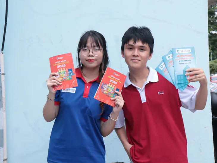 Hơn 23.000 sinh viên tiếp lửa kỳ thi THPT 2025- Ảnh 4. Hơn 23.000 sinh viên tiếp lửa kỳ thi THPT 2025- Ảnh 4.