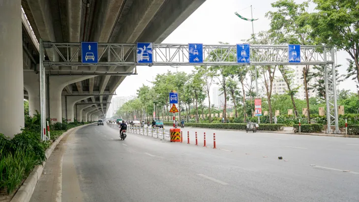Giao thông trên hai tuyến đường Võ Chí Công và Phạm Văn Đồng thông thoáng ngày đầu tuần - Ảnh 13.