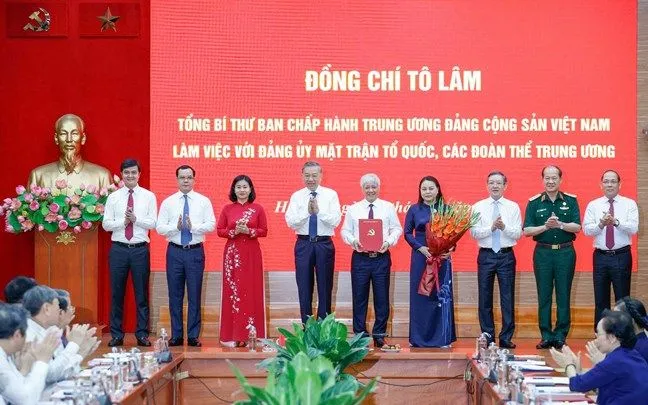 Tổng Bí thư Tô Lâm trao Quyết định số 304-QĐ/TW về chức năng, nhiệm vụ, tổ chức bộ máy Cơ quan Ủy ban Trung ương Mặt trận Tổ quốc Việt Nam và tặng hoa chúc mừng Tổng Bí thư Tô Lâm trao Quyết định số 304-QĐ/TW về chức năng, nhiệm vụ, tổ chức bộ máy Cơ quan Ủy ban Trung ương Mặt trận Tổ quốc Việt Nam và tặng hoa chúc mừng