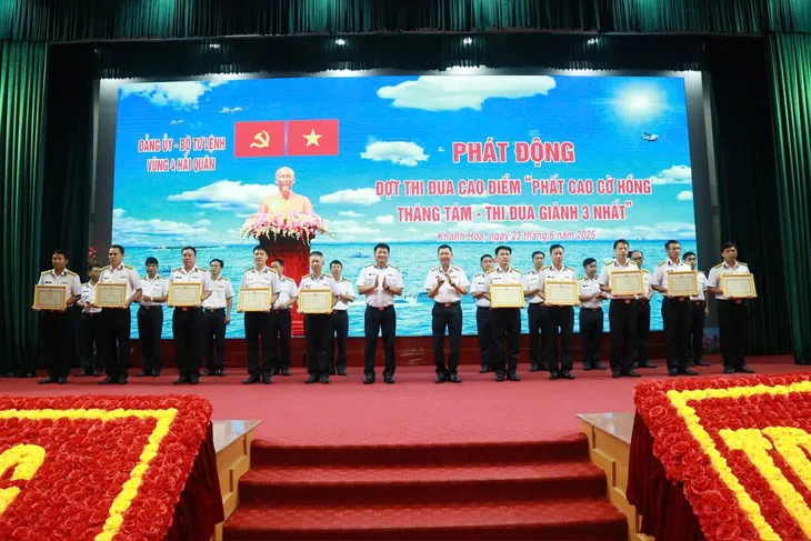 Vùng 4 Hải quân: Là điểm tựa vững chắc cho ngư dân vươn khơi, bám biển - Ảnh 2.