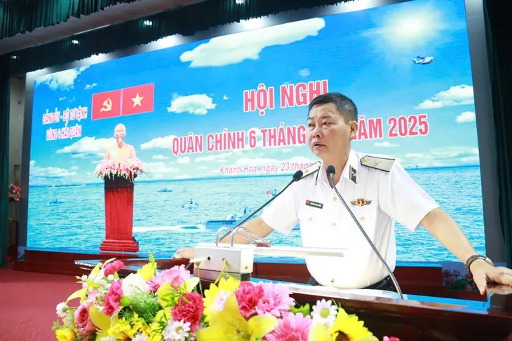 Vùng 4 Hải quân: Là điểm tựa vững chắc cho ngư dân vươn khơi, bám biển - Ảnh 1.