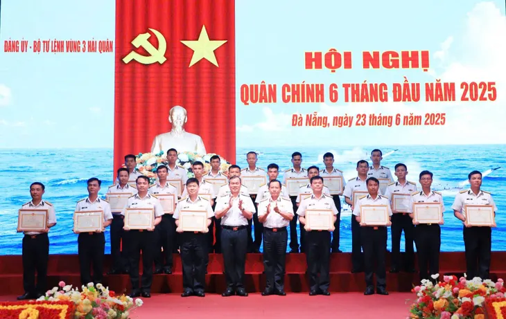 Vùng 3 Hải quân: Không để bị động, bất ngờ, bảo vệ vững chắc chủ quyền vùng biển được phân công. - Ảnh 5.