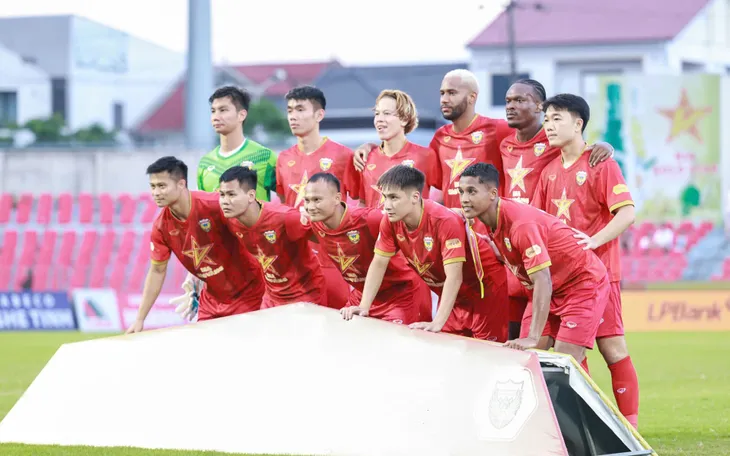Những bất ngờ của V.League 2024/2025: Hồng Lĩnh Hà Tĩnh và B. Bình Dương - những gam màu sáng tối

