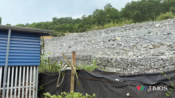 Nỗi lo sạt lở rình rập khi mùa mưa bão đến  - Ảnh 1.