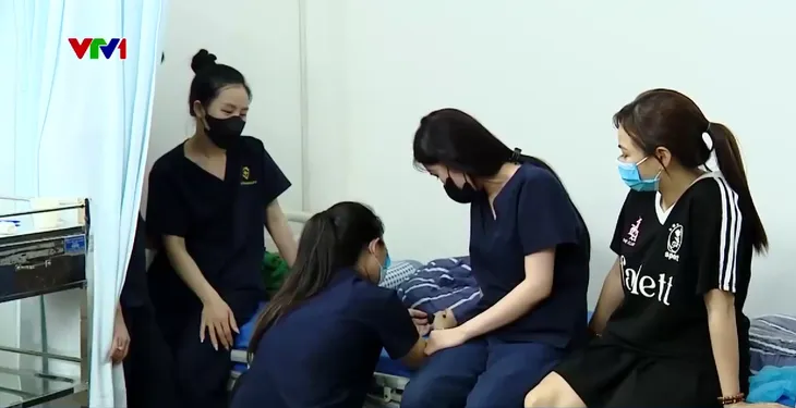 Hà Nội: Phát hiện cơ sở thẩm mỹ trái phép hút mỡ cho hàng trăm người  - Ảnh 6.