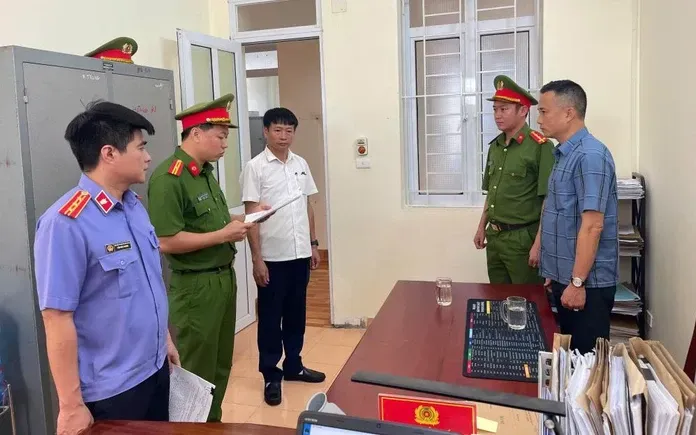 Cơ quan điều tra đọc lệnh khởi tố Đối tượng Nguyễn Văn Bình (áo sơ mi màu xanh kẻ ô). Ảnh CAHT Cơ quan điều tra đọc lệnh khởi tố Đối tượng Nguyễn Văn Bình (áo sơ mi màu xanh kẻ ô). Ảnh CAHT