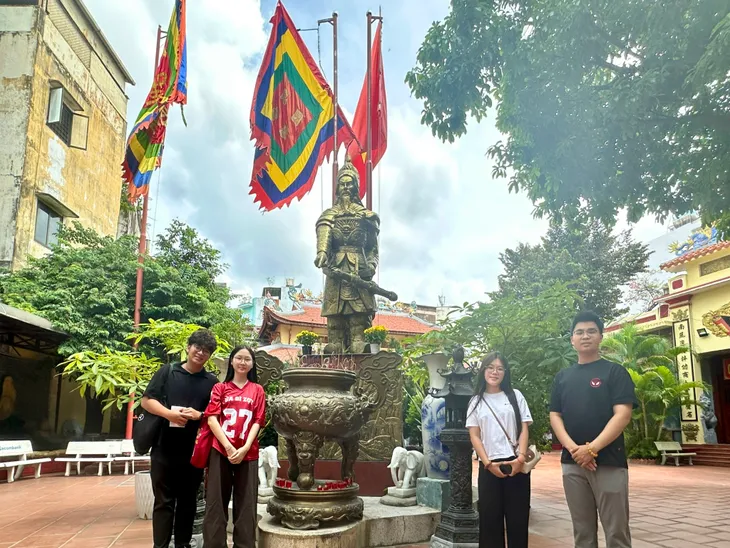 Muôn kiểu cầu may trước kỳ thi - Ảnh 1.