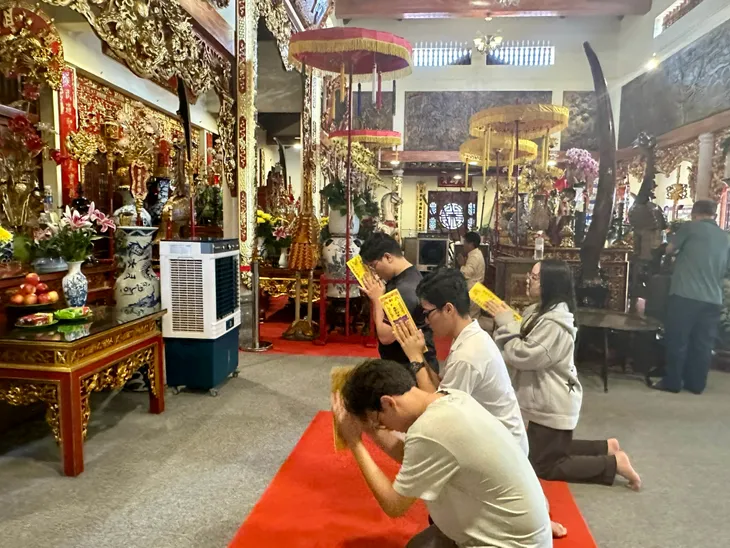 Muôn kiểu cầu may trước kỳ thi - Ảnh 4.