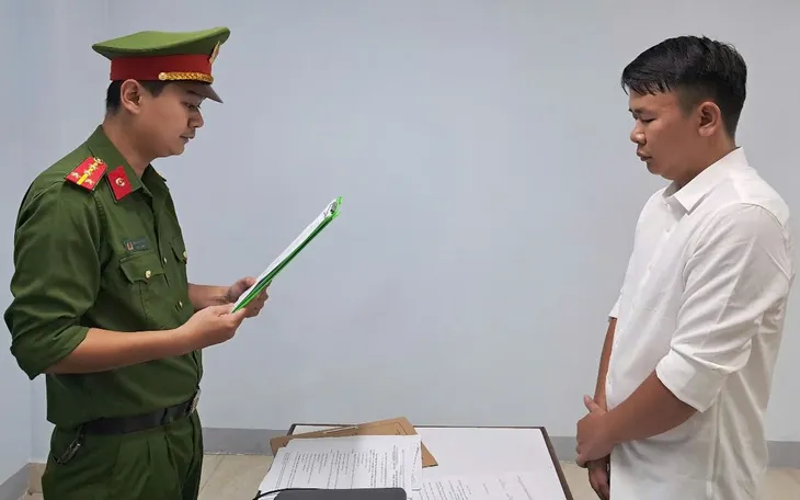 Cơ quan Cảnh sát điều tra Công an thành phố Đà Nẵng tống đạt các quyết định đối với Hà Công Tài. Cơ quan Cảnh sát điều tra Công an thành phố Đà Nẵng tống đạt các quyết định đối với Hà Công Tài.
