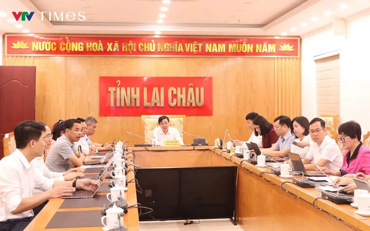 Đồng chí Lê Văn Lương – Phó Bí thư Tỉnh ủy, Chủ tịch UBND tỉnh Lai Châu phát biểu cuộc họp điểm cầu tỉnh qua phần mềm Zoom Cloud Meeting.