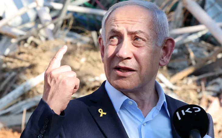 Thủ tướng Israel Benjamin Netanyahu thăm địa điểm bị trúng loạt tên lửa của Iran tại TP Rehovot, miền Trung Israel, ngày 20/6/2025 (Ảnh: AFP) Thủ tướng Israel Benjamin Netanyahu thăm địa điểm bị trúng loạt tên lửa của Iran tại TP Rehovot, miền Trung Israel, ngày 20/6/2025 (Ảnh: AFP)