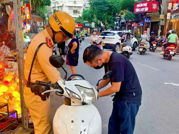 Hà Nội siết chặt “cà phê đường tàu”: Không để check-in đánh đổi bằng an toàn - Ảnh 1.