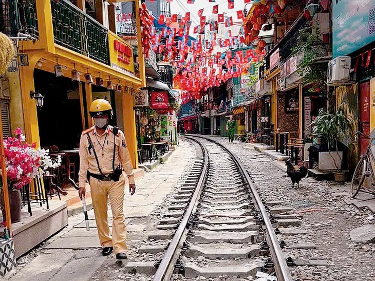 Hà Nội siết chặt “cà phê đường tàu”: Không để check-in đánh đổi bằng an toàn - Ảnh 3.