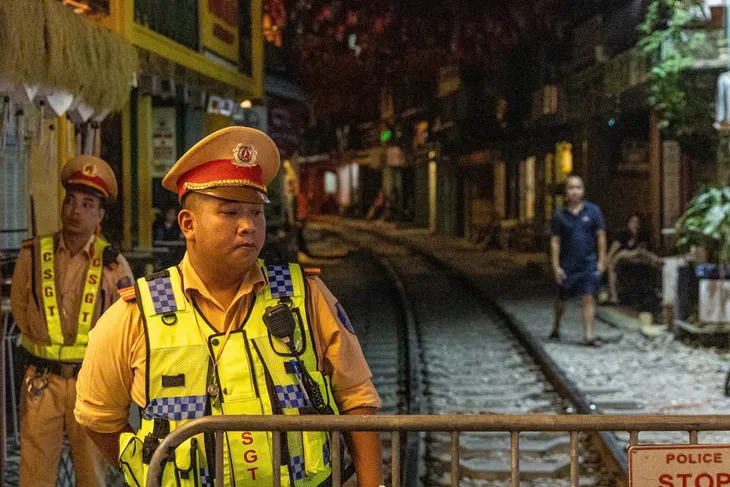 Hà Nội siết chặt “cà phê đường tàu”: Không để check-in đánh đổi bằng an toàn - Ảnh 2.