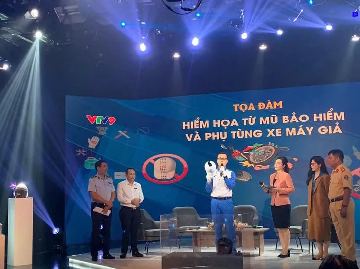 Phụ tùng nón bảo hiểm giả nỗi đau thật- Ảnh 1. Phụ tùng nón bảo hiểm giả nỗi đau thật- Ảnh 1.
