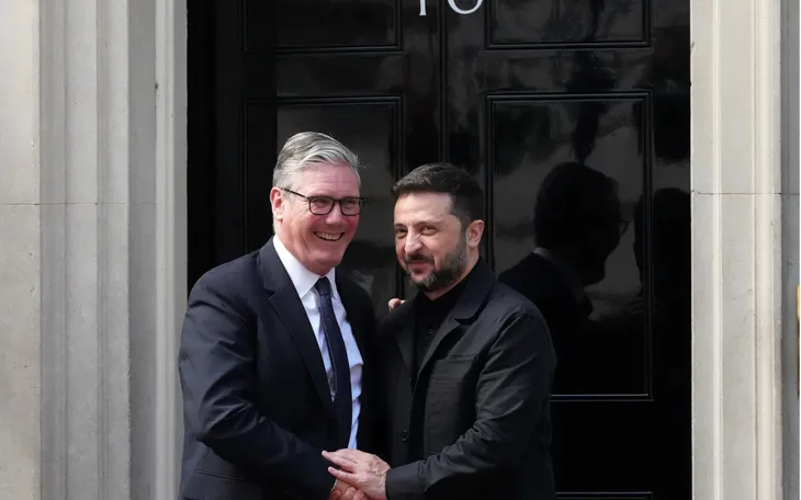 Thủ tướng Anh Keir Starmer (trái) và Tổng thống Ukraine Zelensky tại London, Anh, ngày 23/6 (Ảnh: AP)
