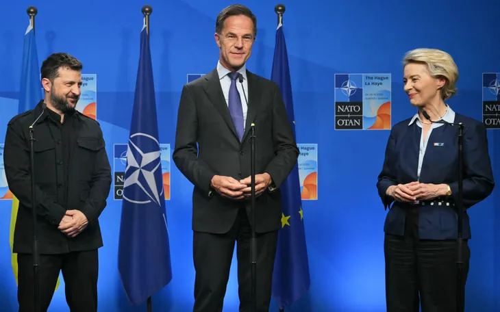 Tổng thư ký NATO Mark Rutte và Chủ tịch Ủy ban châu Âu Ursula Von der Leyen tái khẳng định sự ủng hộ của liên minh đối với Ukraine (Ảnh: AFP)