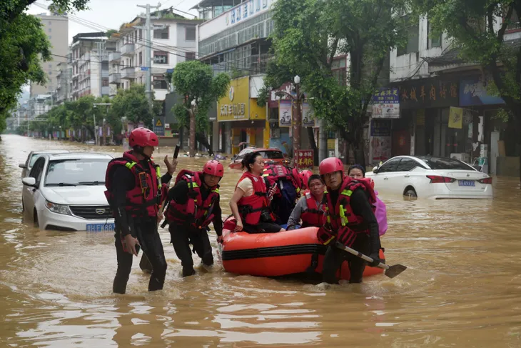 Hơn 80.000 người phải sơ tán vì lũ lụt nghiêm trọng tại Tây Nam Trung Quốc- Ảnh 2. Hơn 80.000 người phải sơ tán vì lũ lụt nghiêm trọng tại Tây Nam Trung Quốc- Ảnh 2.