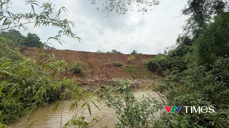 Mưa bão suối Đạo “kêu cứu” ruộng đất bị nuốt chửng, ô nhiễm rình rập - Ảnh 1.