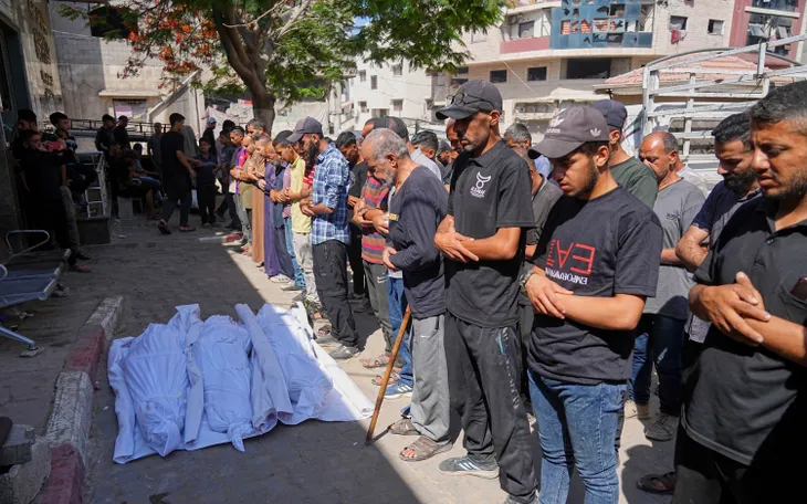 Người dân Palestine cầu nguyện bên thi thể những người thiệt mạng trong cuộc không kích của Israel ở Deir al-Balah, Gaza, ngày 25/6 (Ảnh: AP) Người dân Palestine cầu nguyện bên thi thể những người thiệt mạng trong cuộc không kích của Israel ở Deir al-Balah, Gaza, ngày 25/6 (Ảnh: AP)