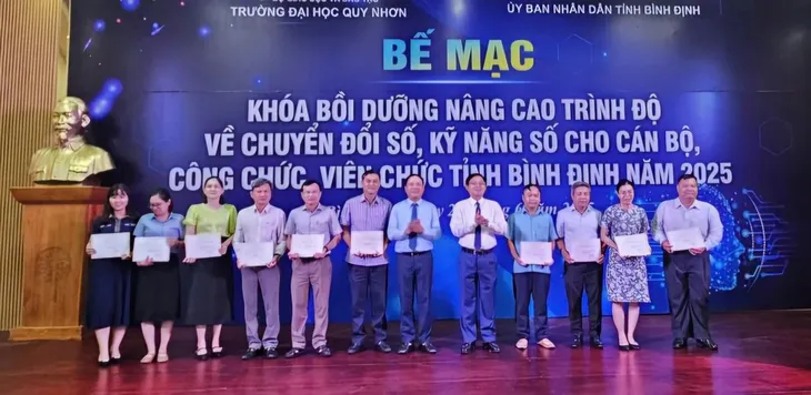 Bình Định: Hơn 6.900 cán bộ sẵn sàng vận hành bộ máy mới bằng số hóa - Ảnh 1.