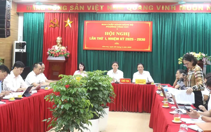 Ban Chấp hành Đảng bộ phường Vĩnh Tuy (mới) tổ chức vận hành thử nghiệm. Ảnh: HNM