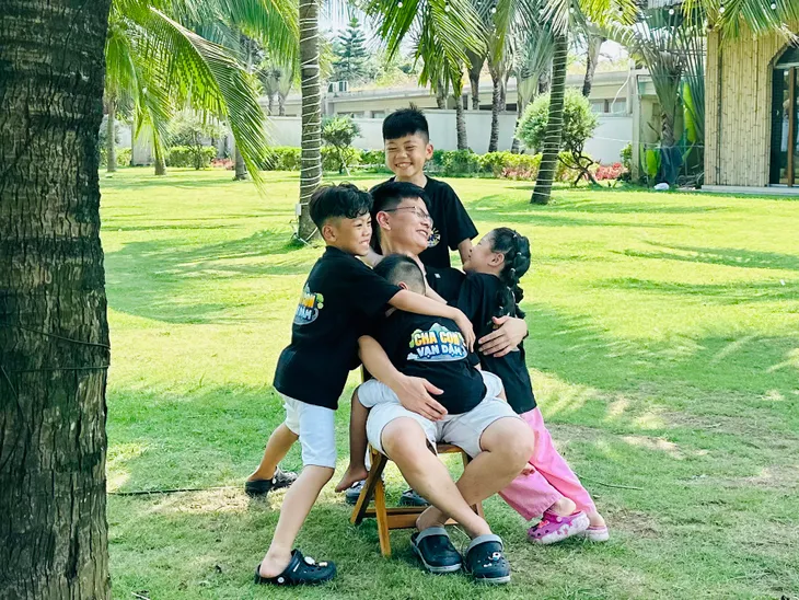 Khung cảnh hỗn loạn lần đầu xuất hiện trong Cha con vạn dặm - Ảnh 1.