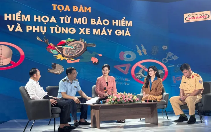 Các diễn giả tại buổi Tọa đàm "Hiểm họa từ mũ bảo hiểm và phụ tùng xe máy giả" tại VTV9. Các diễn giả tại buổi Tọa đàm "Hiểm họa từ mũ bảo hiểm và phụ tùng xe máy giả" tại VTV9.