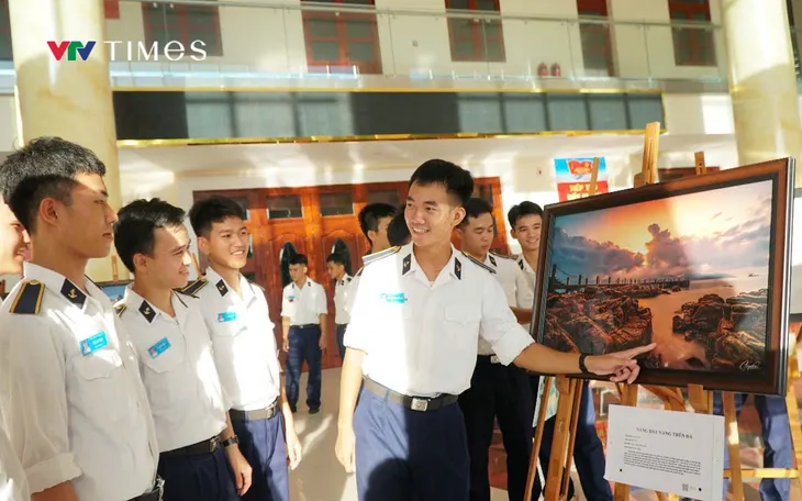 Triển lãm trưng bày 50 tác phẩm nhiếp ảnh về thành phố biển Nha Trang và 20 tác phẩm về Học viện Hải quân.