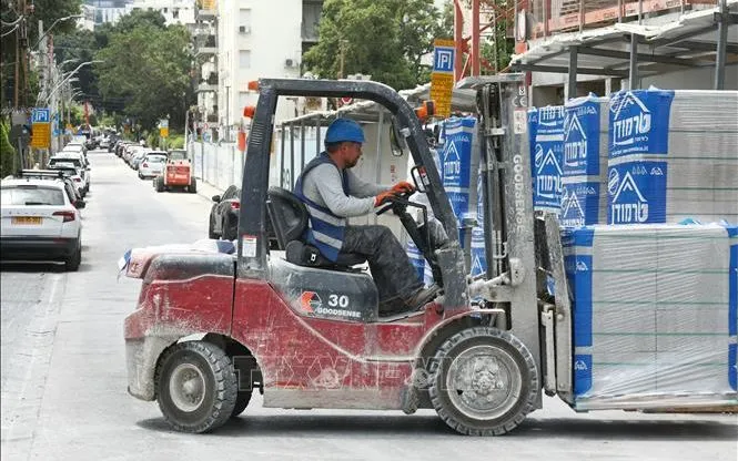 Công nhân làm việc tại công trường xây dựng ở Tel Aviv, Israel ngày 24/6/2025 sau khi thỏa thuận ngừng bắn Israel - Iran chính thức có hiệu lực (Ảnh: THX/TTXVN)