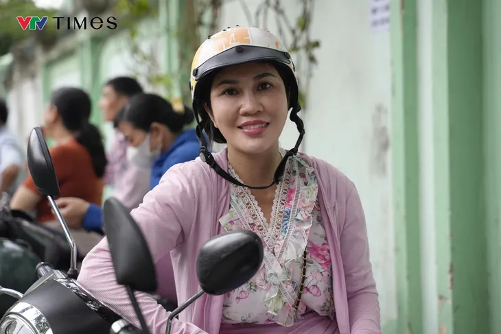 Phụ huynh nghỉ làm để đưa con đi thi tốt nghiệp THPT- Ảnh 1. Phụ huynh nghỉ làm để đưa con đi thi tốt nghiệp THPT- Ảnh 1.