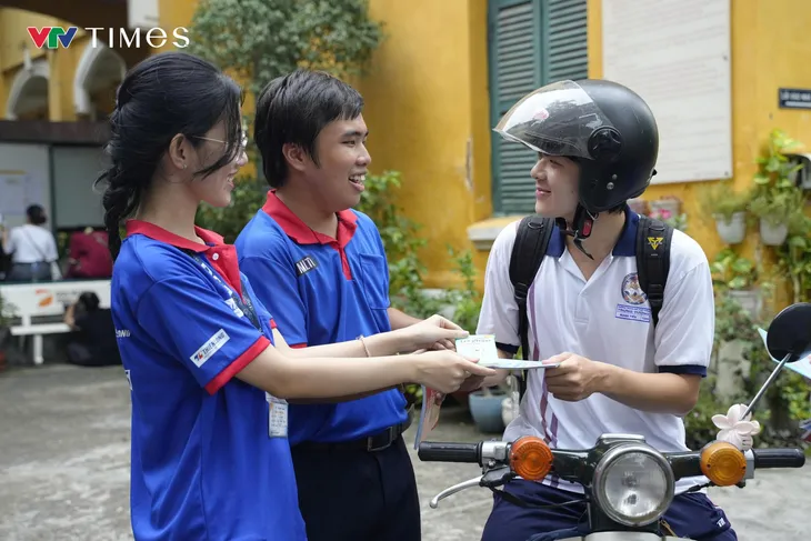 Phụ huynh nghỉ làm để đưa con đi thi tốt nghiệp THPT- Ảnh 5. Phụ huynh nghỉ làm để đưa con đi thi tốt nghiệp THPT- Ảnh 5.