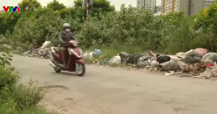 Camera có, biển cấm có nhưng rác vẫn “vô tư” đổ giữa lòng thành phố - Ảnh 2.