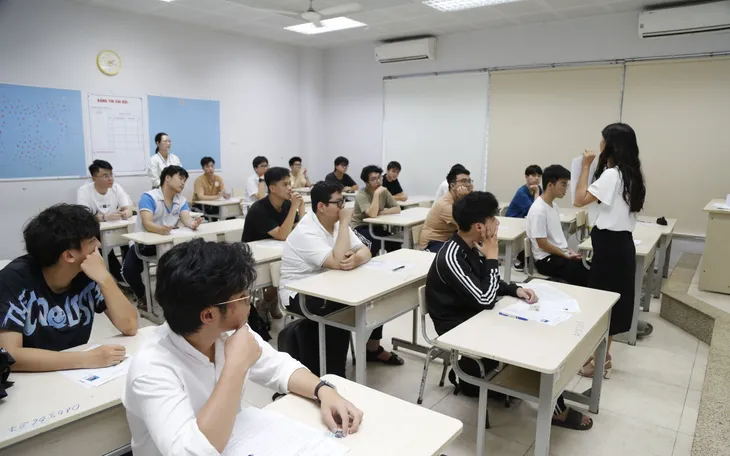 Thí sinh lắng nghe quy chế thi tốt nghiệp THPT 2025. Ảnh: Dương Duy