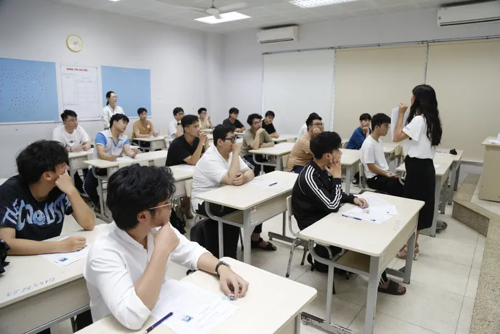 Sáng nay (26/6), hơn 1,15 triệu thí sinh cả nước làm bài thi Ngữ văn - Ảnh 1.