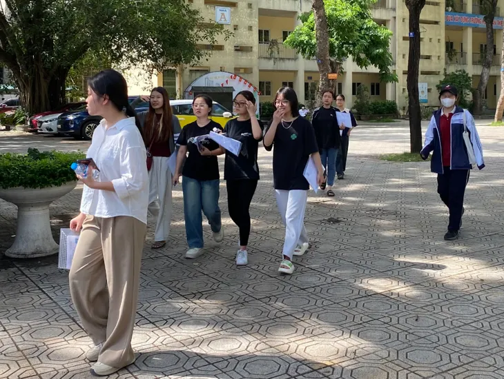 Giữ tâm lý thoải mái, sĩ tử sẵn sàng cho kỳ thi Tốt nghiệp THPT 2025
- Ảnh 1. Giữ tâm lý thoải mái, sĩ tử sẵn sàng cho kỳ thi Tốt nghiệp THPT 2025
- Ảnh 1.