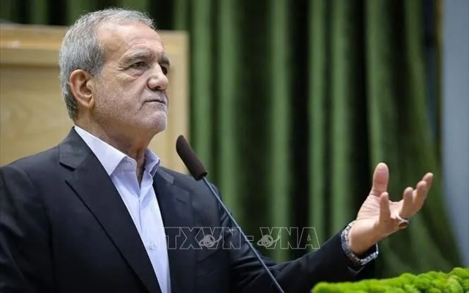 Tổng thống Iran Masoud Pezeshkian phát biểu tại Tehran (Ảnh: IRNA/TTXVN)