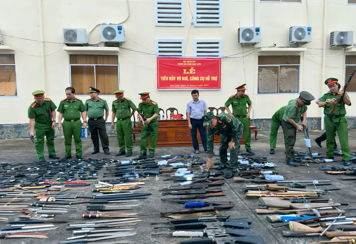 Bạc Liêu: Tiêu hủy hơn 1.300 vũ khí, công cụ hỗ trợ các loại- Ảnh 2.