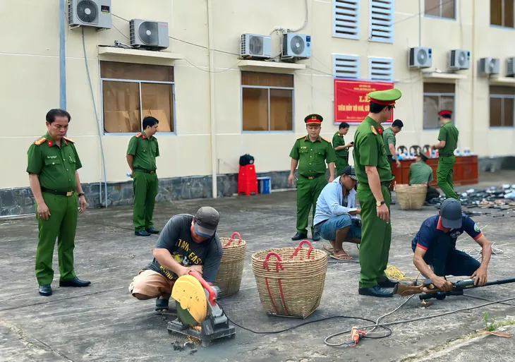Bạc Liêu: Tiêu hủy hơn 1.300 vũ khí, công cụ hỗ trợ các loại- Ảnh 3.
