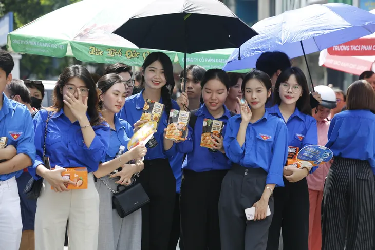 Sắc xanh tình nguyện mùa thi: Tiếp sức không chỉ bằng hành động, mà bằng cả trái tim  - Ảnh 11.