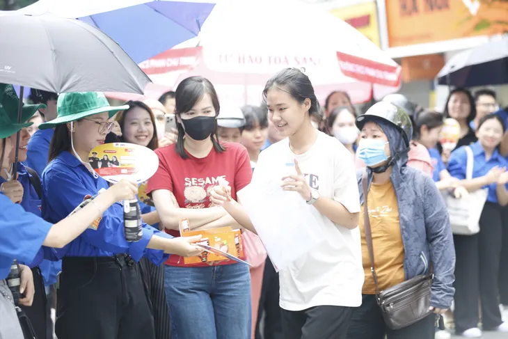 Sắc xanh tình nguyện mùa thi: Tiếp sức không chỉ bằng hành động, mà bằng cả trái tim  - Ảnh 9.