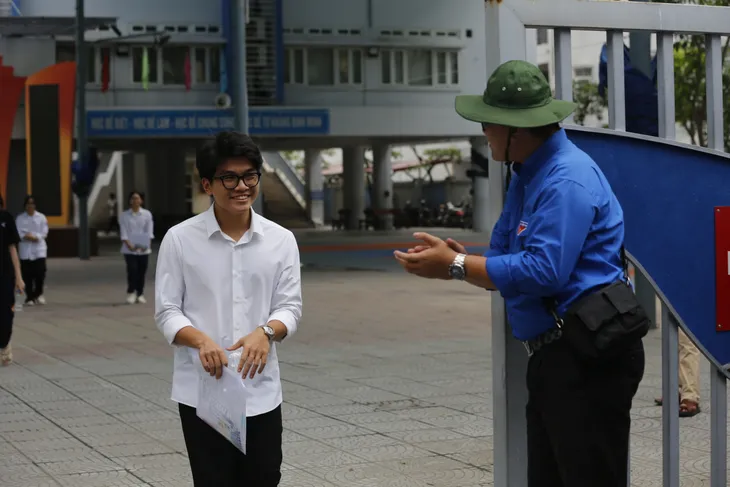 Sắc xanh tình nguyện mùa thi: Tiếp sức không chỉ bằng hành động, mà bằng cả trái tim  - Ảnh 10.