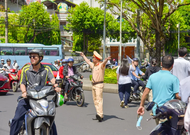 Ngày thi đầu tiên tại Khánh Hòa: An toàn, nghiêm túc và những dư âm từ đề văn 'bầu trời Tổ quốc'.- Ảnh 4. Ngày thi đầu tiên tại Khánh Hòa: An toàn, nghiêm túc và những dư âm từ đề văn 'bầu trời Tổ quốc'.- Ảnh 4.