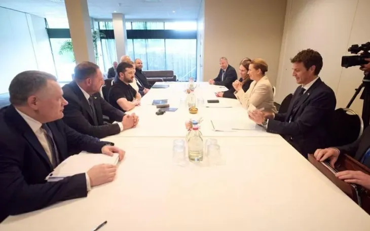 Tổng thống Ukraine Zelensky thảo luận với Thủ tướng Đan Mạch Frederiksen bên lề Hội nghị thượng đỉnh NATO ở Hà Lan, ngày 25/6 (Ảnh: Ukrinform) Tổng thống Ukraine Zelensky thảo luận với Thủ tướng Đan Mạch Frederiksen bên lề Hội nghị thượng đỉnh NATO ở Hà Lan, ngày 25/6 (Ảnh: Ukrinform)