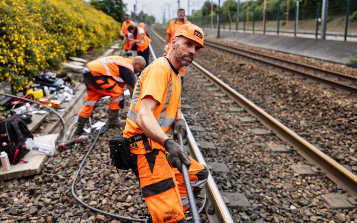 Tàu chở khách Eurostar rời khỏi đường hầm eo biển Manche do công ty Eurotunnel điều hành, tại Coquelles, miền Bắc nước Pháp, ngày 4/4 (Ảnh: AFP) Tàu chở khách Eurostar rời khỏi đường hầm eo biển Manche do công ty Eurotunnel điều hành, tại Coquelles, miền Bắc nước Pháp, ngày 4/4 (Ảnh: AFP)